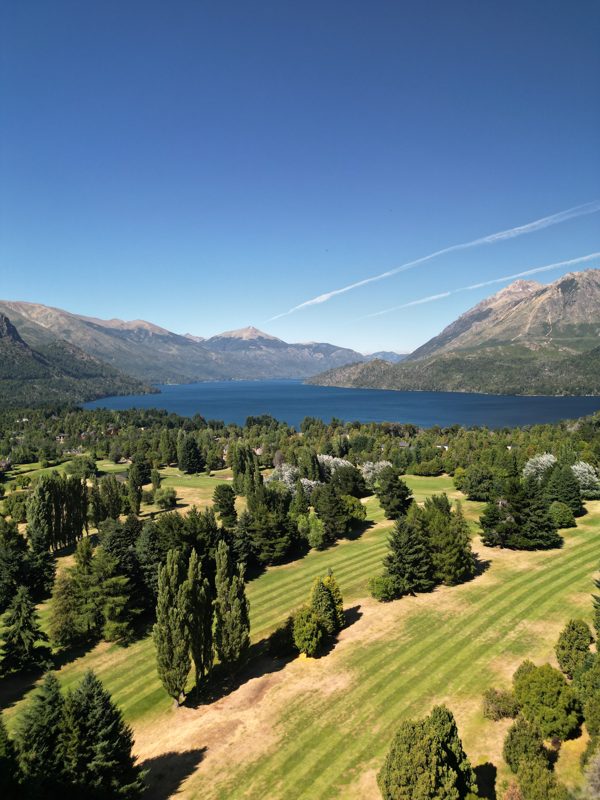Cancha de golf de Arelauquen con el lago y la cordillera