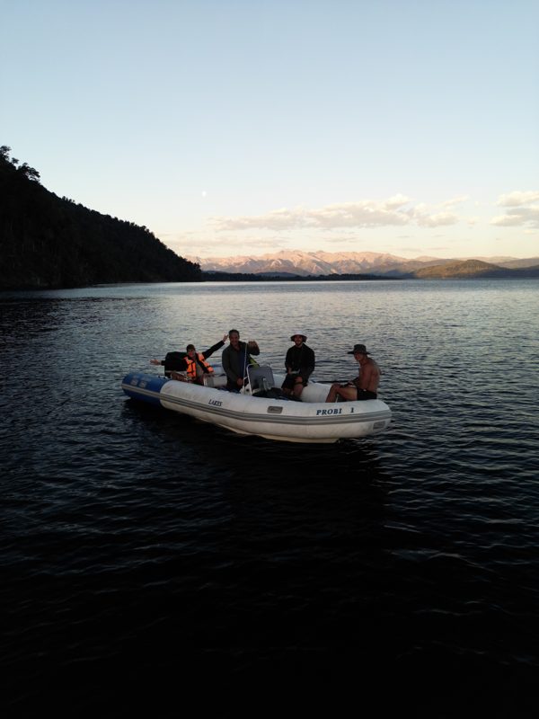 El grupo a bordo del bote al atardecer