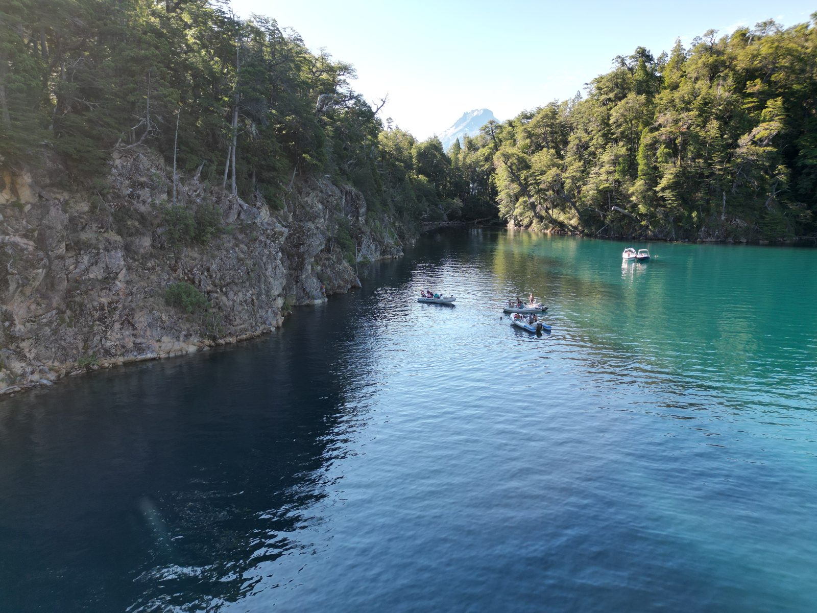 Cala de aguas turquesas entre acantilados y bosque en el lago Nahuel Huapi
