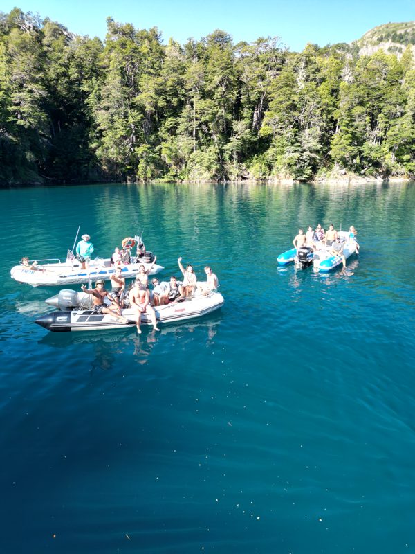 El grupo en los gomones sobre aguas turquesas