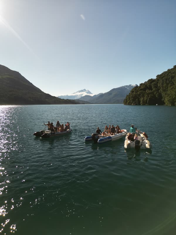 El grupo en los gomones frente a la cordillera, a contraluz