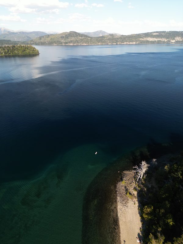 Vista aérea de la orilla y los bajos turquesa del lago