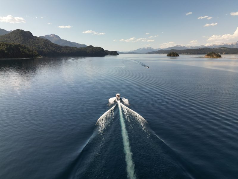 Lancha navegando el lago Nahuel Huapi entre islas