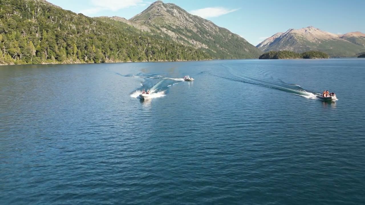 Lanchas navegando a toda velocidad por el lago