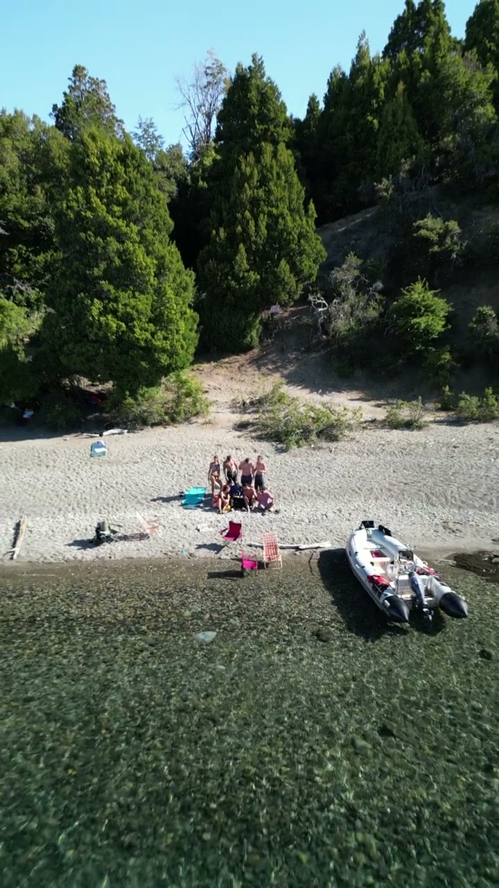 El grupo en una playa escondida del lago